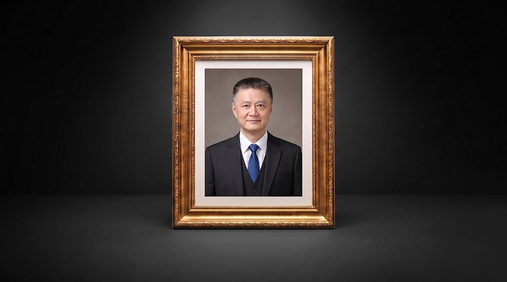 修復後：金框莊重遺照