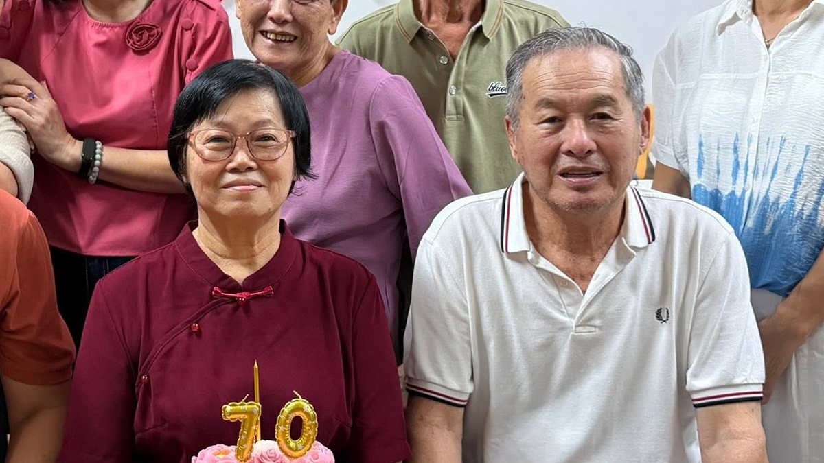 修復前：多人慶生合照，需從中裁出兩位長者